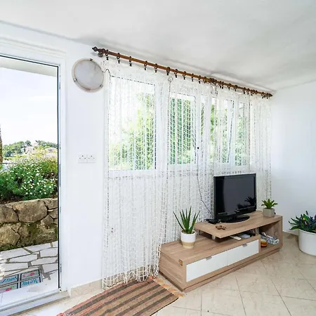 & Mara & Petrunjela - One Bedroom With Garden