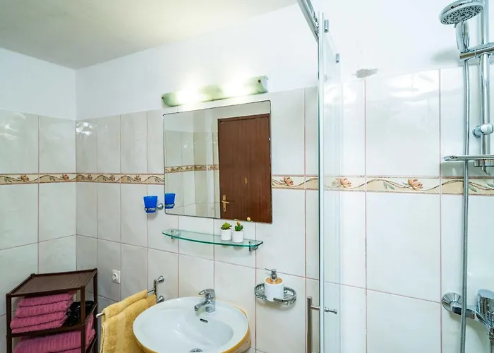 & Mara & Petrunjela - One Bedroom With Garden Daire *