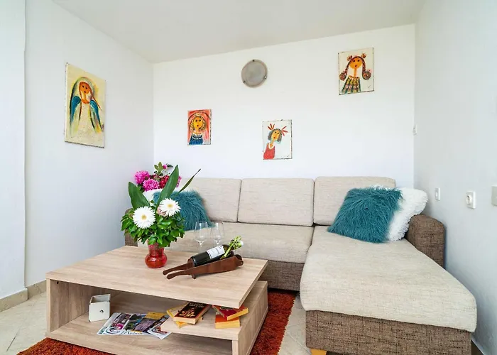 Daire & Mara & Petrunjela - One Bedroom With Garden *