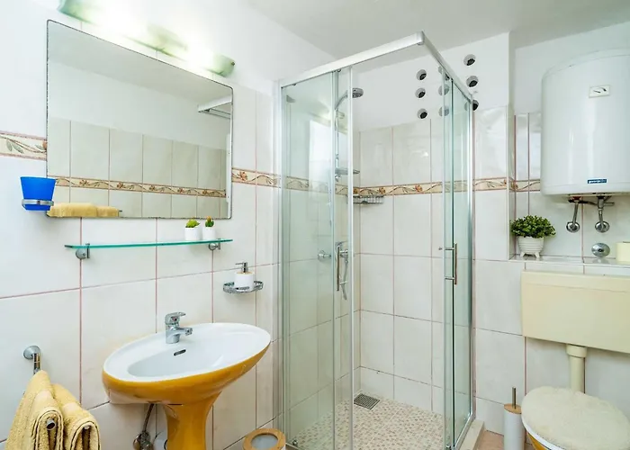 Daire & Mara & Petrunjela - One Bedroom With Garden