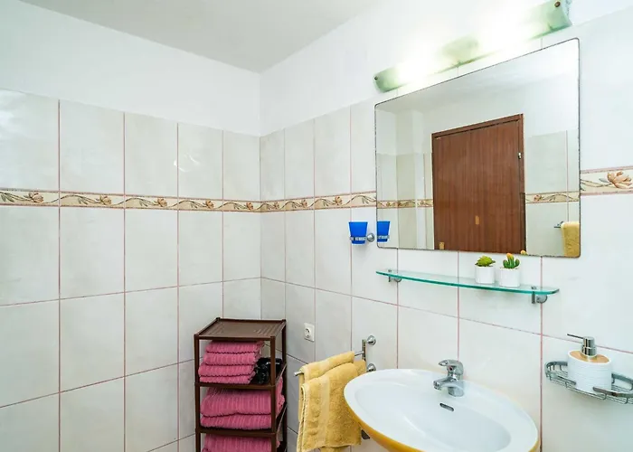 & Mara & Petrunjela - One Bedroom With Garden *