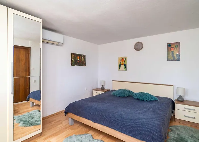 & Mara & Petrunjela - One Bedroom With Garden Daire