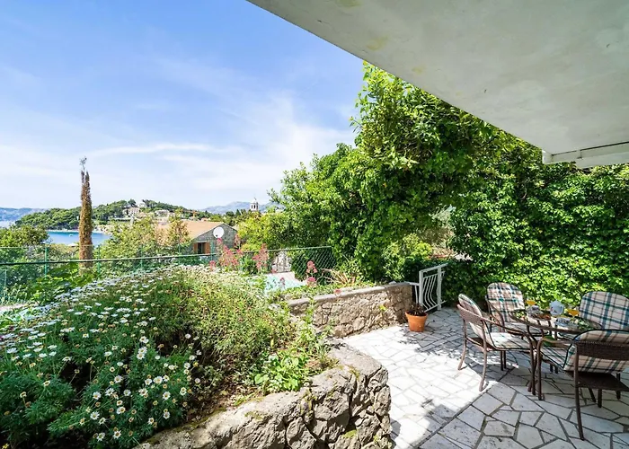 Daire & Mara & Petrunjela - One Bedroom With Garden *