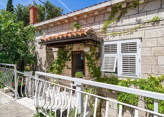 Daire & Mara & Petrunjela - One Bedroom With Garden