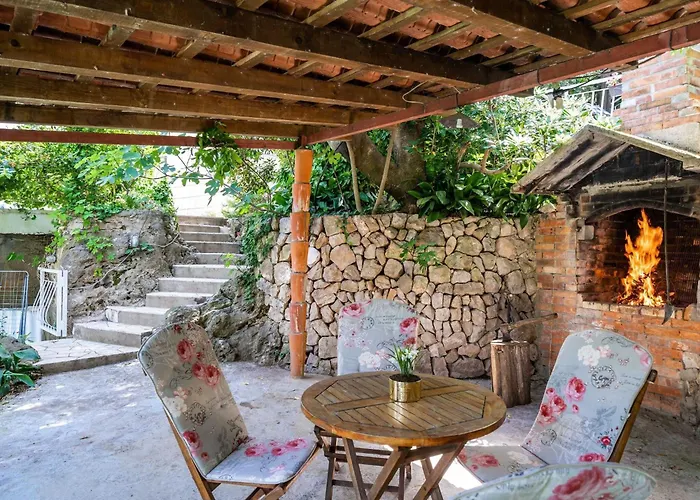 & Mara & Petrunjela - One Bedroom With Garden Daire