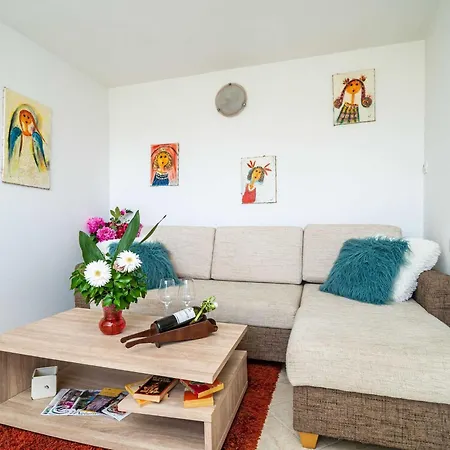 Apartament & Mara & Petrunjela - One Bedroom With Garden *
