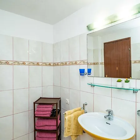 & Mara & Petrunjela - One Bedroom With Garden *