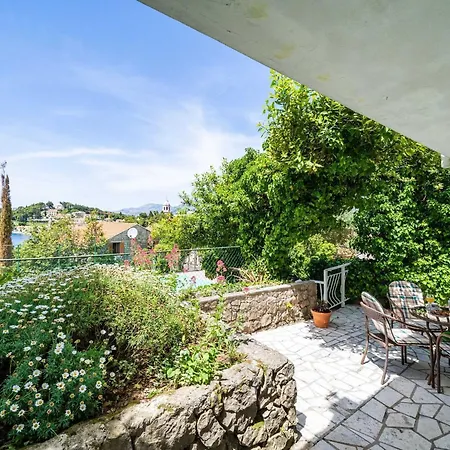 Apartament & Mara & Petrunjela - One Bedroom With Garden *