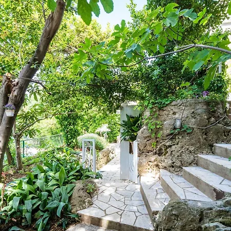 & Mara & Petrunjela - One Bedroom With Garden *