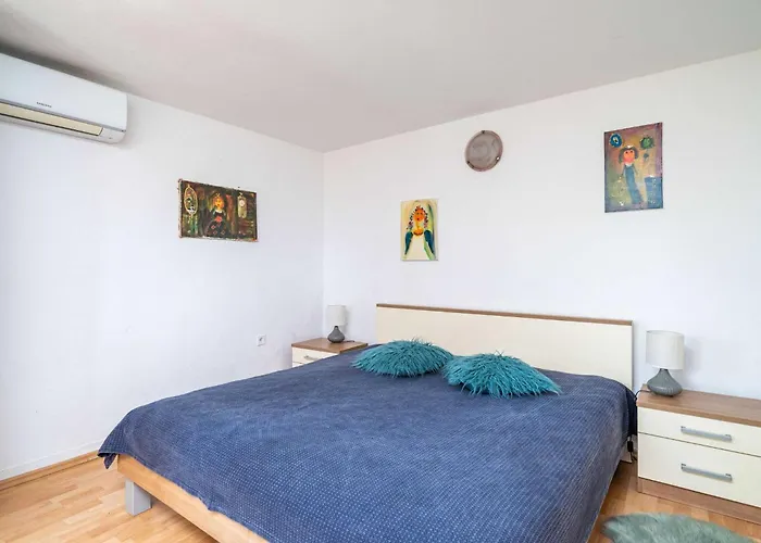 & Mara & Petrunjela - One Bedroom With Garden *