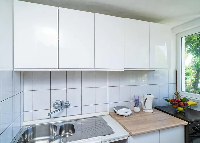Apartament & Mara & Petrunjela - One Bedroom With Garden