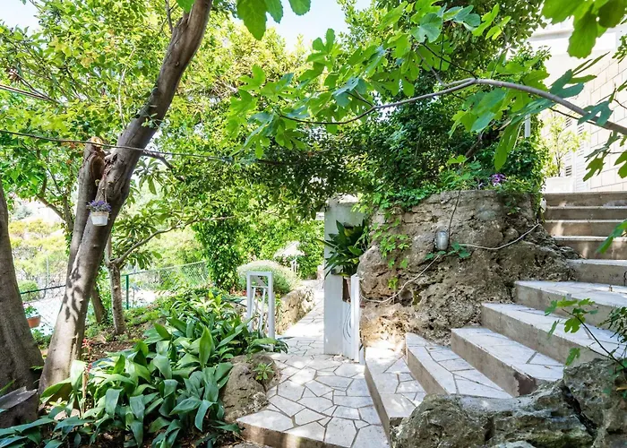 & Mara & Petrunjela - One Bedroom With Garden *