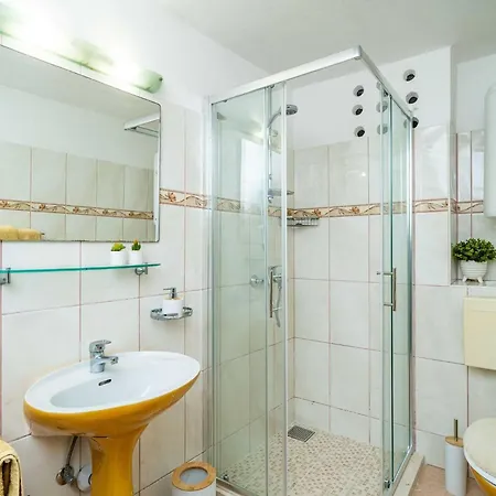 Apartamento & Mara & Petrunjela - One Bedroom With Garden