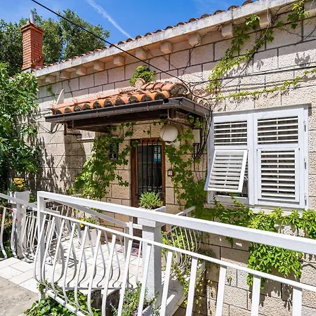 Apartamento & Mara & Petrunjela - One Bedroom With Garden