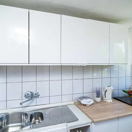 Apartamento & Mara & Petrunjela - One Bedroom With Garden